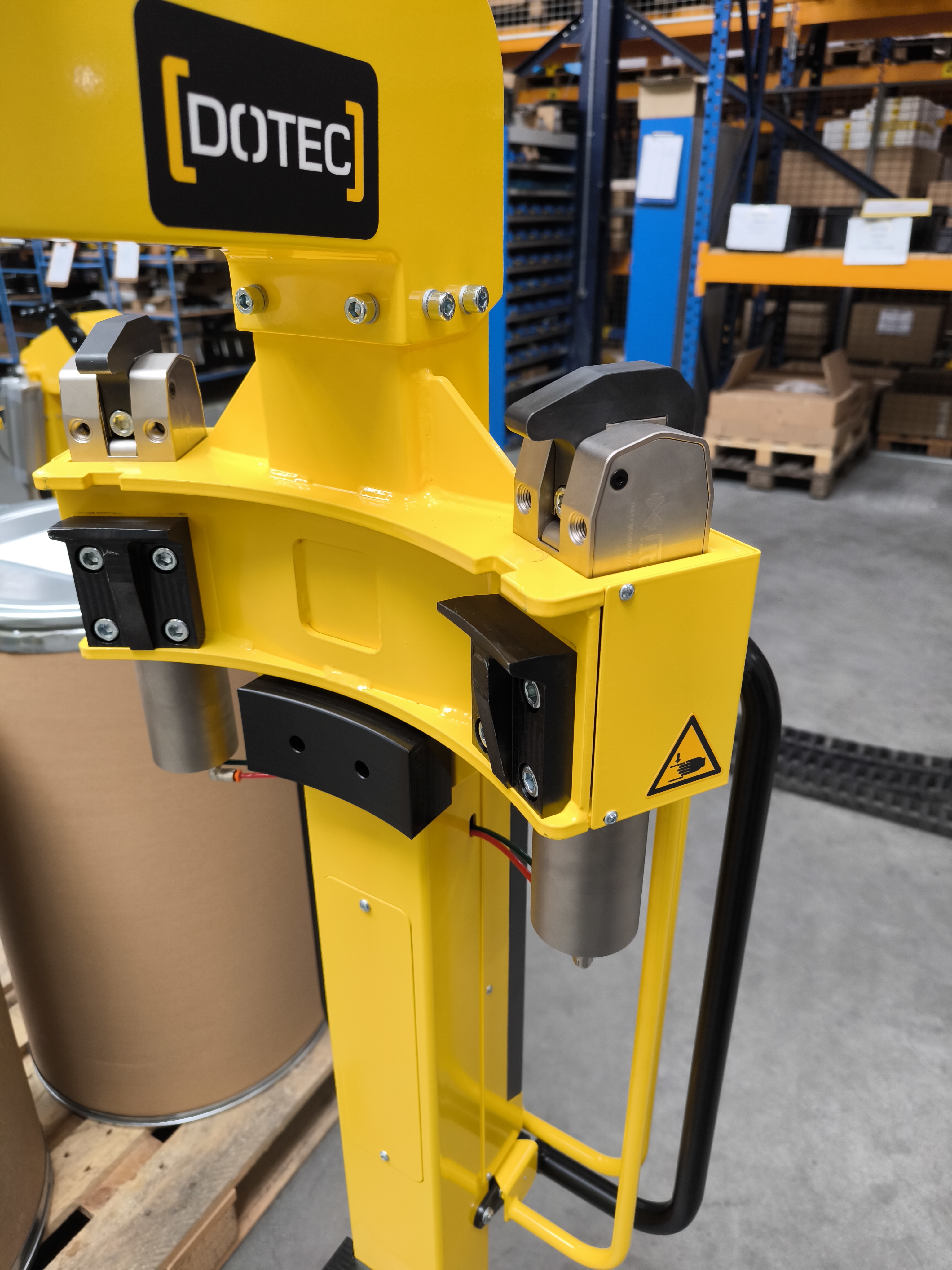De "Friendly LiftAssist" van Dotec met de GN 864 pneumatische spanner