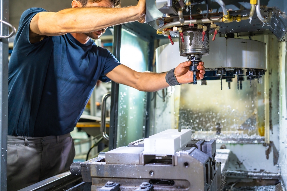 Technicus voert een risicobeoordeling uit aan een machine